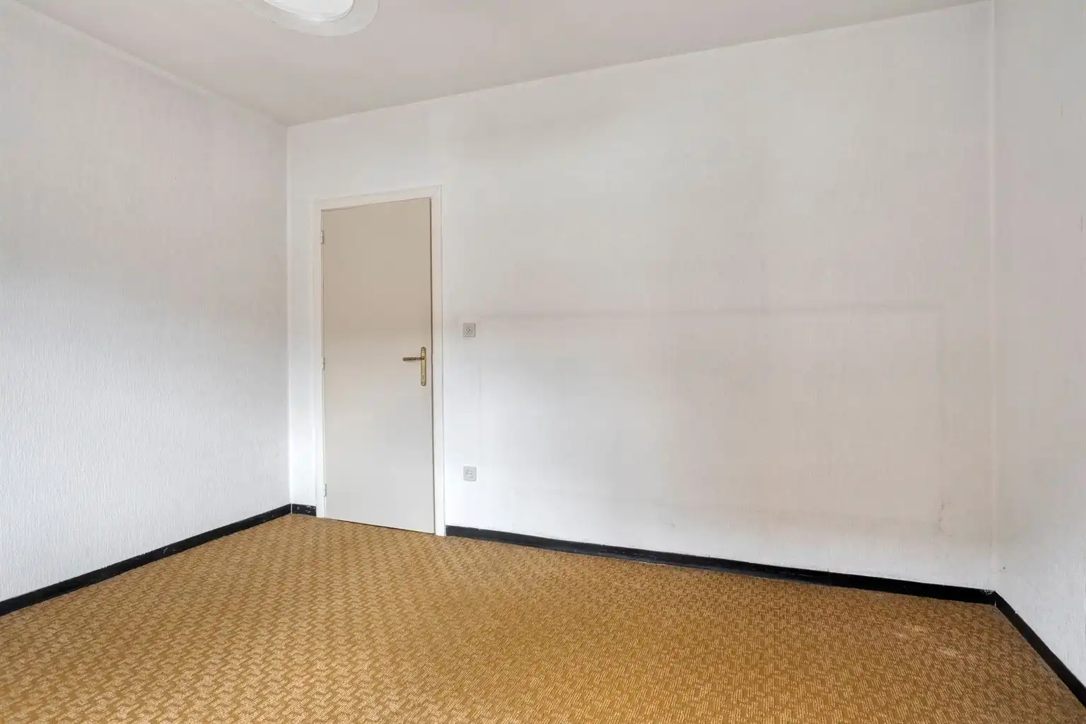 Charmante, gelijkvloerse woning met 3 slaapkamers, vrijstaande garage en uitzonderlijk ruime, zuidgerichte tuin op een prachtig perceel van 21a38ca in Oudsbergen. foto 14