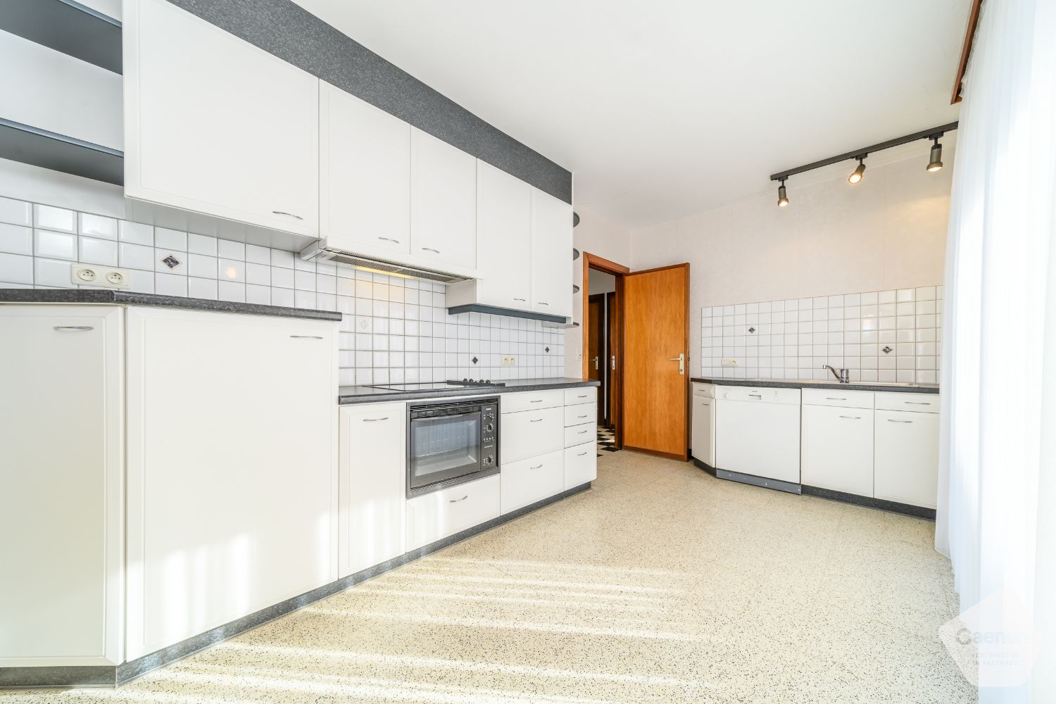 Halfopen woning te koop met vergunde indeling in 3 appartementen – prachtig gelegen met zicht op natuurreservaat, vlakbij het centrum! foto 5