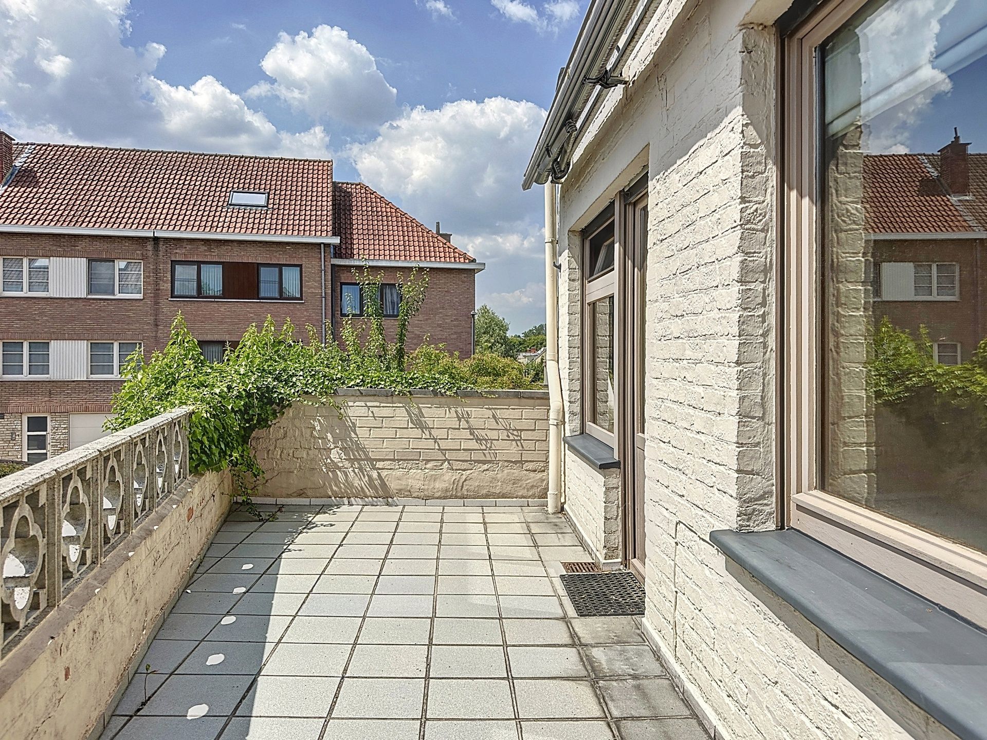 Een ruime te renoveren rijwoning van 207m² met zonnig terras foto 2