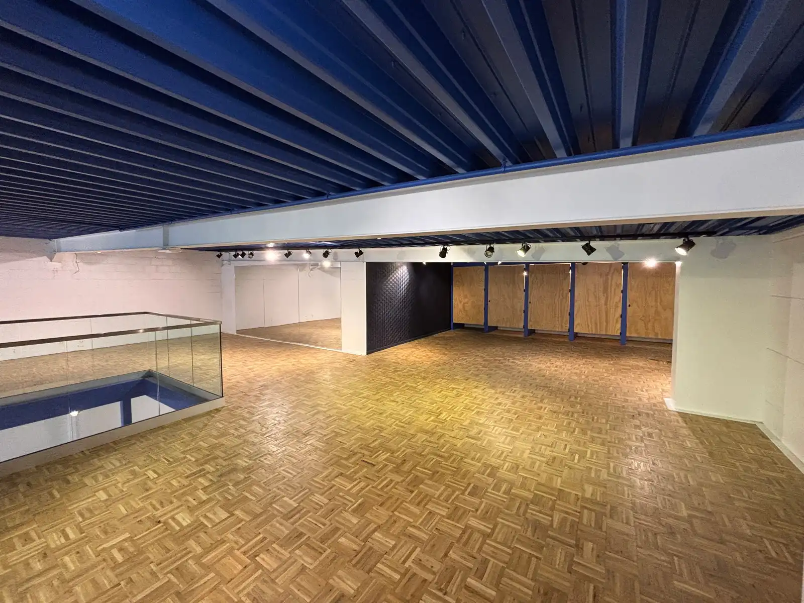 Commerciële ruimte van +- 700 m² te koop in Kuurne foto 9