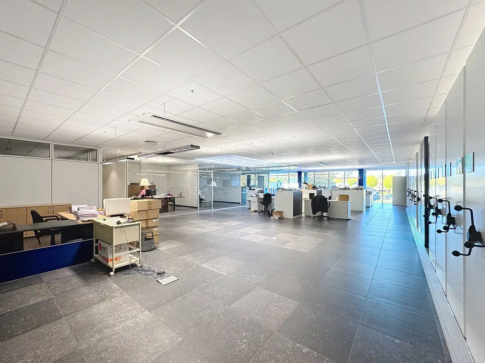 Exclusieve KANTOORRUIMTE (380 m²) met UITSTRALING op toplocatie (op 500m van autosnelwegen), voorzien van modern comfort en maximale zichtbaarheid te Loppem! foto 6