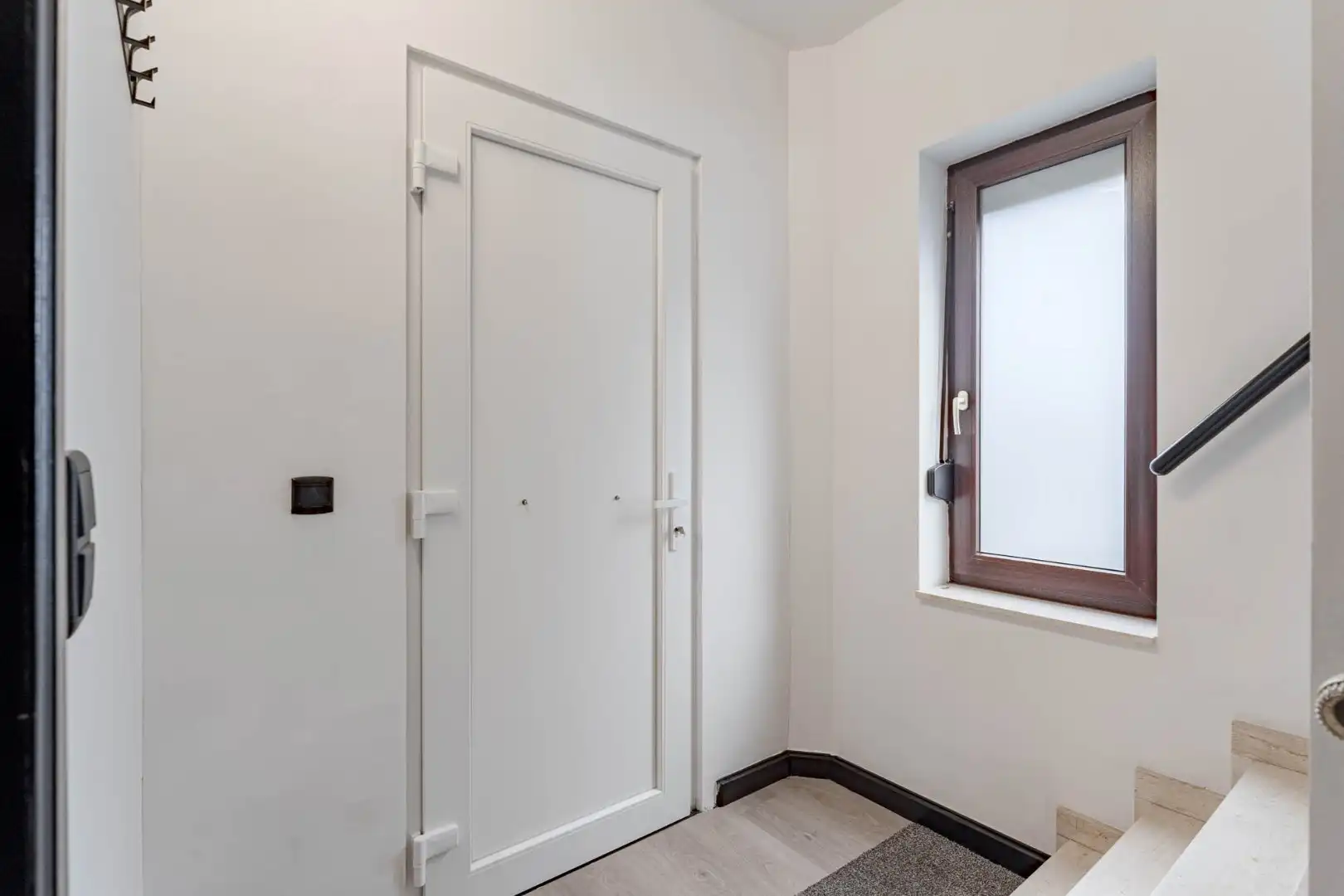 Gerenoveerde, goed onderhouden woning nabij het centrum van Bree mét een grote garage/werkplaats bereikbaar langs de Filterstraat aan de achterzijde van de woni foto 5