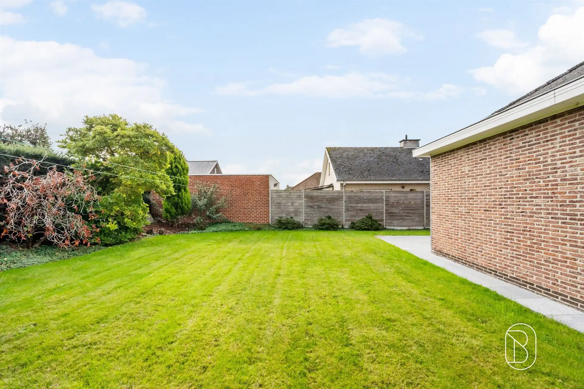 Bungalow met 3 slk, garage en tuin op rustige ligging! foto 4