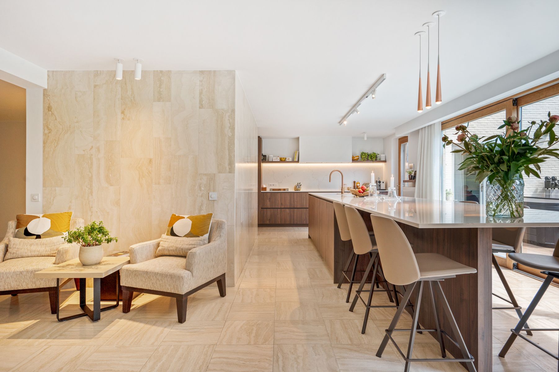 Residentiëel gelegen gelijkvloerse villa op ca. 3.008 m². foto 5