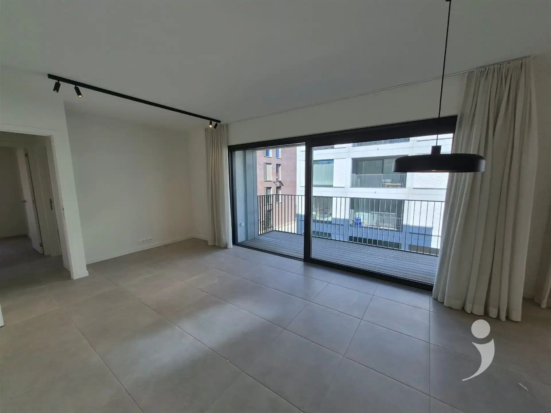 Nieuwbouw appartement met dubbele staanplaats voor de wagen foto 4