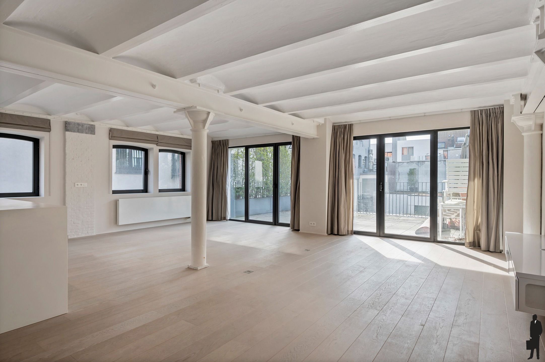 Luxe loft in het bruisende centrum van Antwerpen met zonnig terras foto {{pictureIndex}}