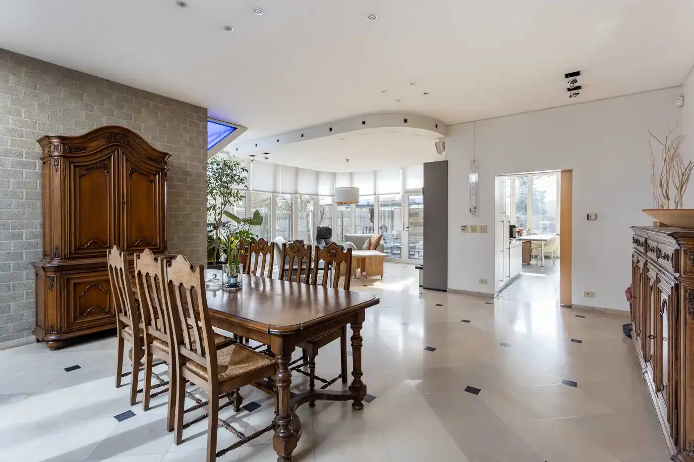 Veelzijdige eigendom met woonst, magazijnen en loft in Bissegem foto 3