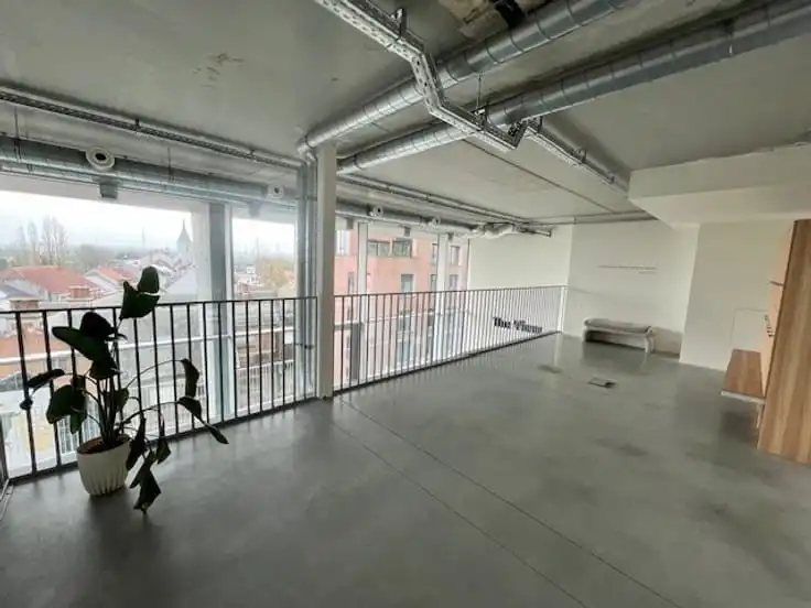 200 m² commerciële ruimte met mezzanine in hartje Merchtem – toplocatie met visibiliteit foto 4