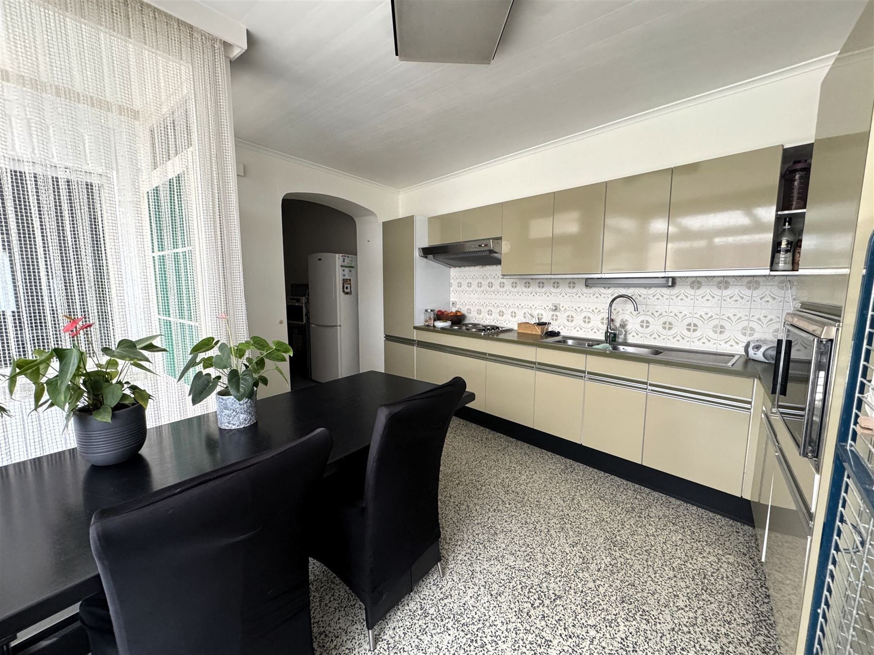 Ruime woning met 3 slaapkamers en grote tuin foto 4