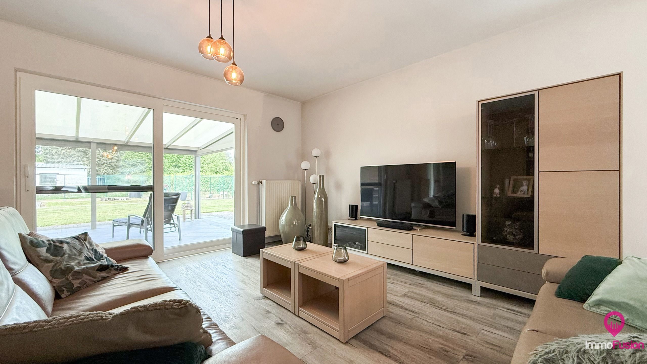 Ruime gezinswoning met 3 slpks, dubbele garage en grote tuin! foto 6