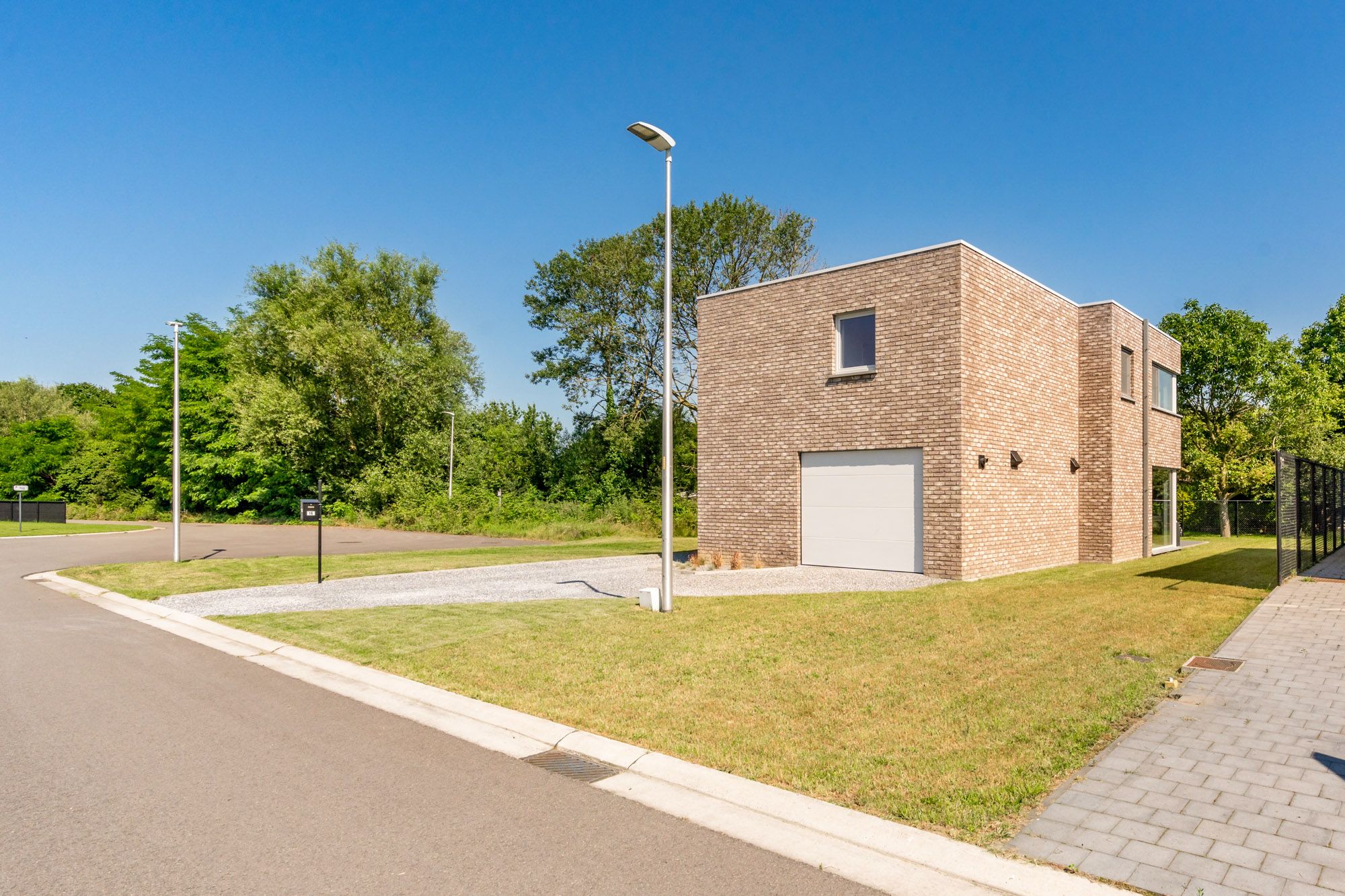 MODERNE VRIJSTAANDE EN ENERGIEZUINIGE BEN-WONING IN EEN VERKEERSLUWE NIEUWBOUWVERKAVELING NABIJ HET CENTRUM VAN WIJCHMAAL, PEER OP EEN PERCEEL VAN 4A 3CA – DE WONING OMVAT EEN HEERLIJKE OPEN LEEFRUIMTE MET VEEL LICHTINVAL, EEN GOED UITGERUSTE KEUKEN MET AANSLUITEND TOEGANG TOT HET TERRAS, 3 KNAPPE SLAAPKAMERS EN 2 BADKAMERS WAARVAN 1 MET ZEER RUIME INLOOPDOUCHE –VERKOOP ONDER REGISTRATIERECHTEN!! -  foto 2