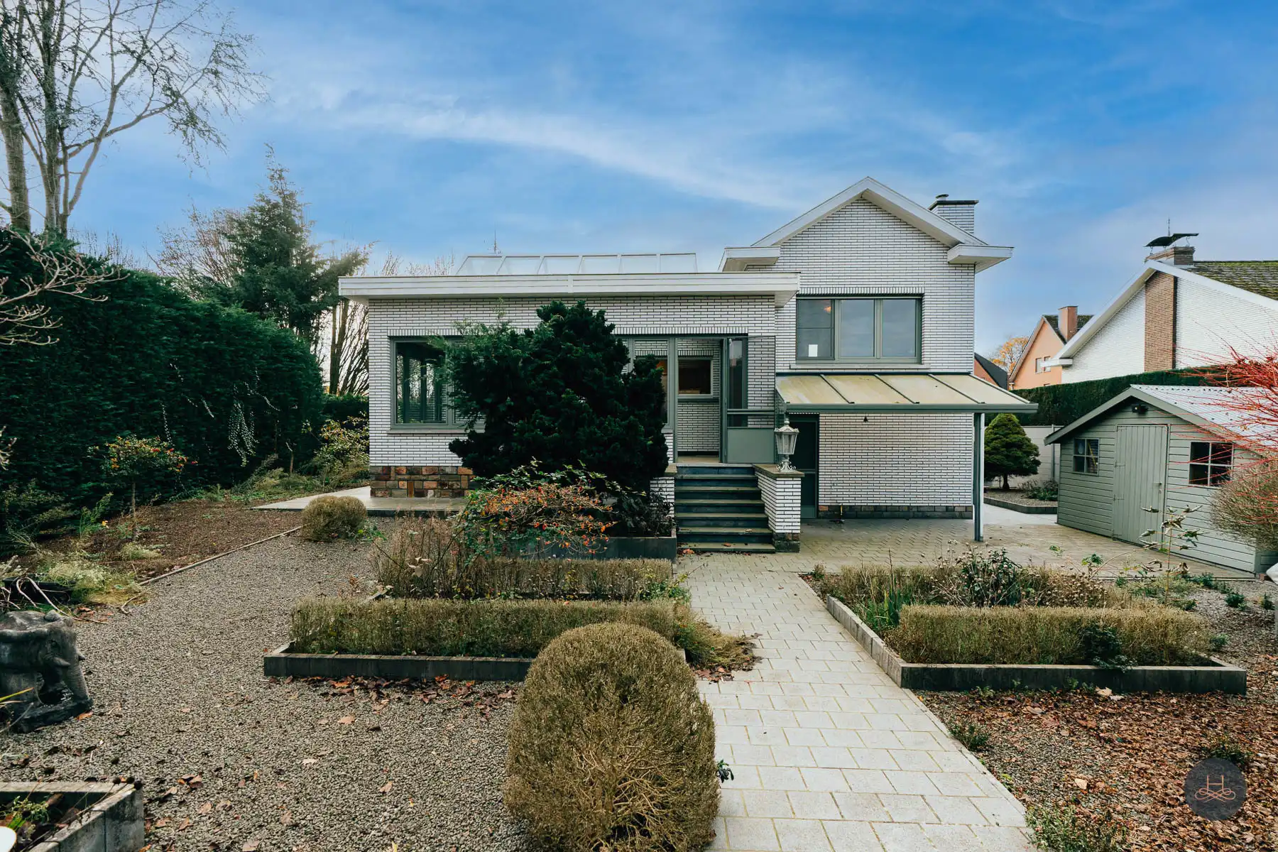 Charmante open bebouwing met grote garage en groene tuin foto 2