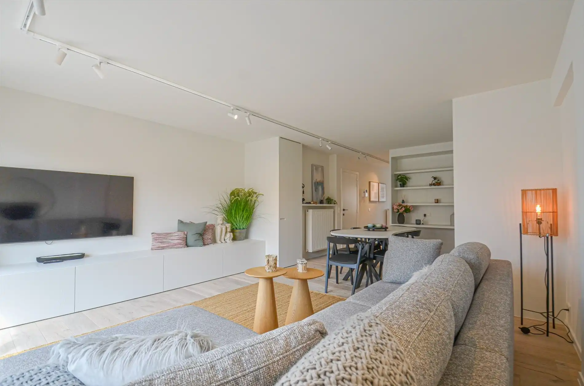 Volledig gerenoveerd appartement met twee ruime terrassen. foto 5