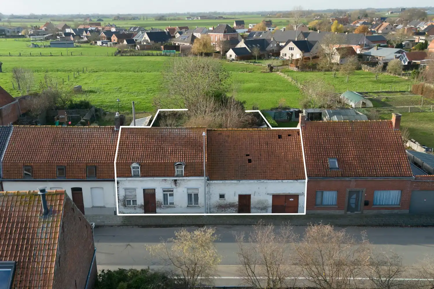 Hoofdfoto van de publicatie: KROMBEKE: Afbraakpand op 730m² grondoppervlakte met goedgekeurde verkaveling voor 3 bouwloten, georiënteerd naar de avondzon.
