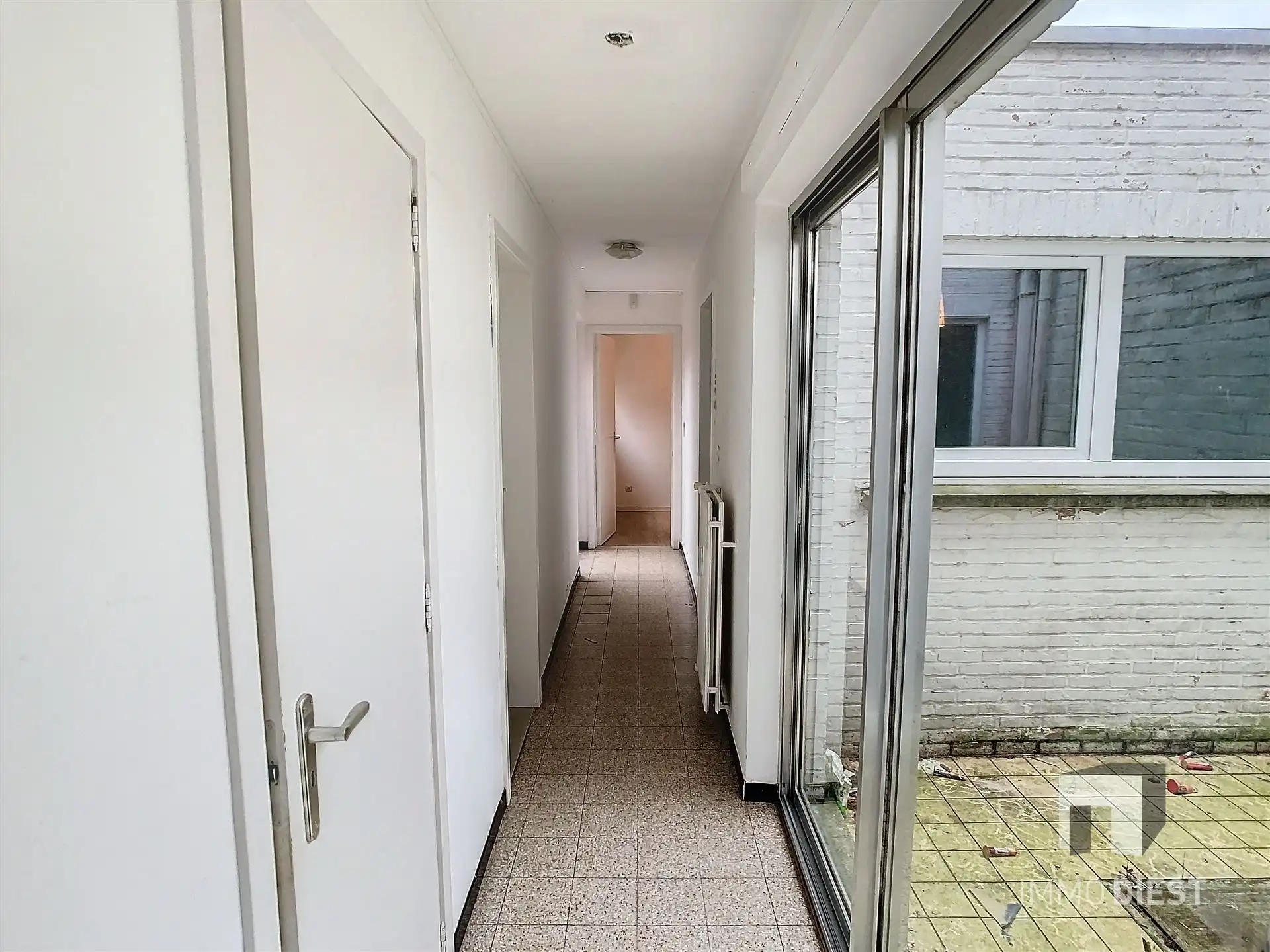 Handelsgelijkvloers met achterliggend appartement foto 14