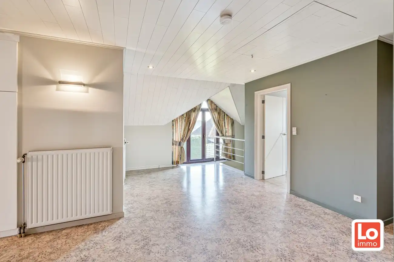 VERKOCHT!! Heel ruime degelijke open woning met praktijkruimte, inpandige garage en ruime gerenoveerde schuur met heel wat potentieel gelegen op een gemakkelijk bereikbare locatie tussen Oostakker en Lochristi! foto 18