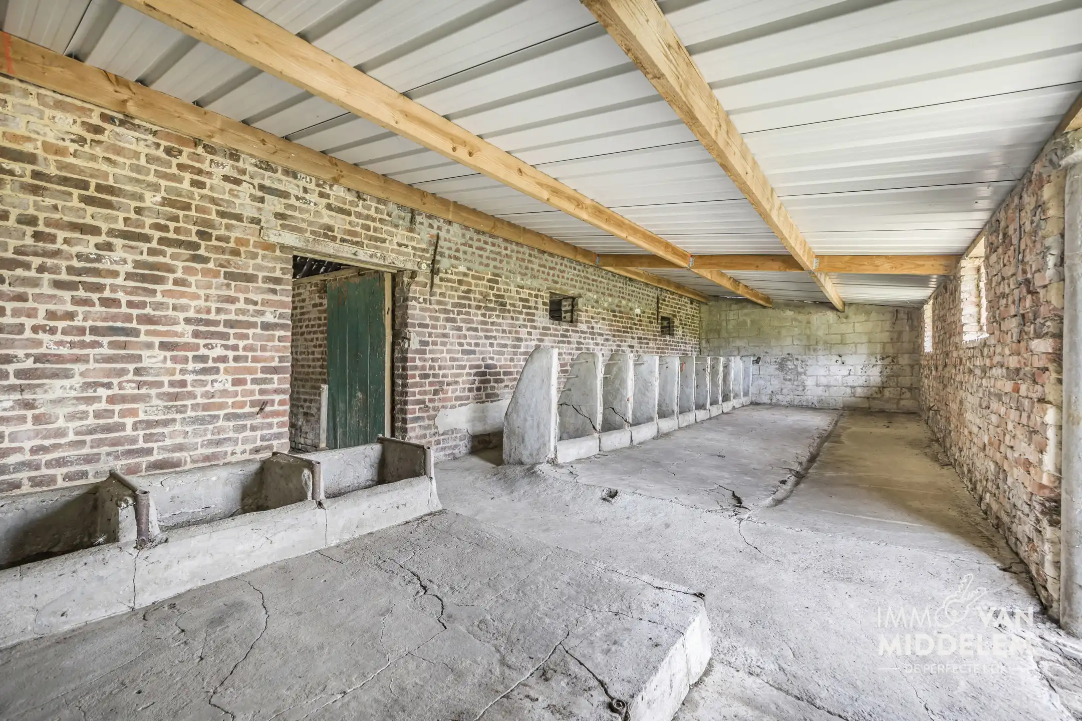 LANDELIJKE HOEVE MET BIJGEBOUWEN op ± 8,35 HECTAREN foto 24