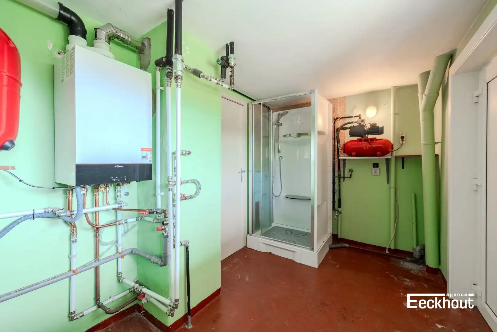 Te moderniseren woning op goede ligging met garage en tuin! foto 19