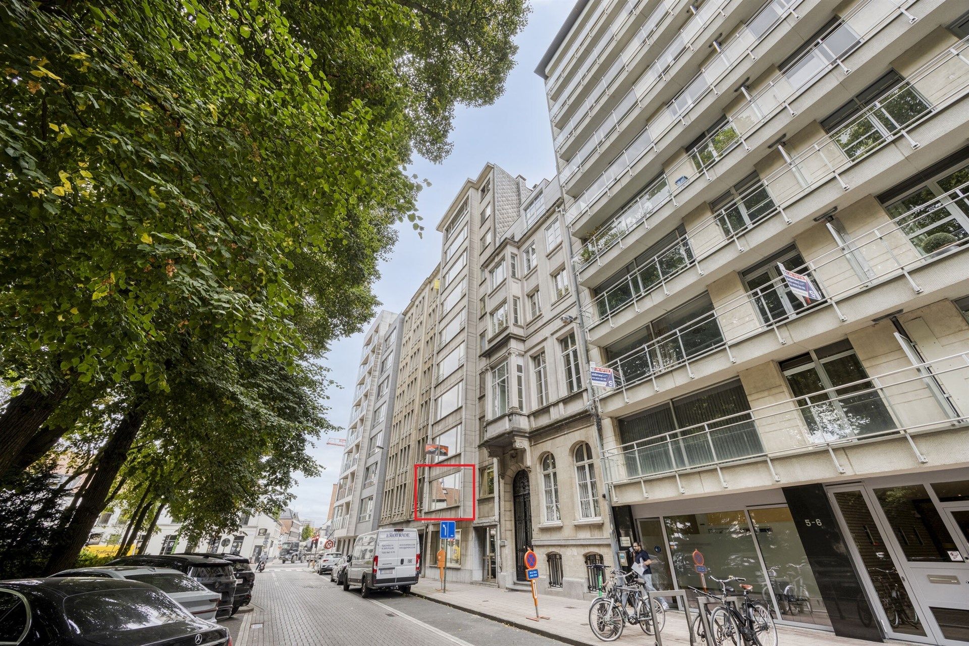 Appartement te koop met 2 slaapkamers en terras in Berchem!  foto 8