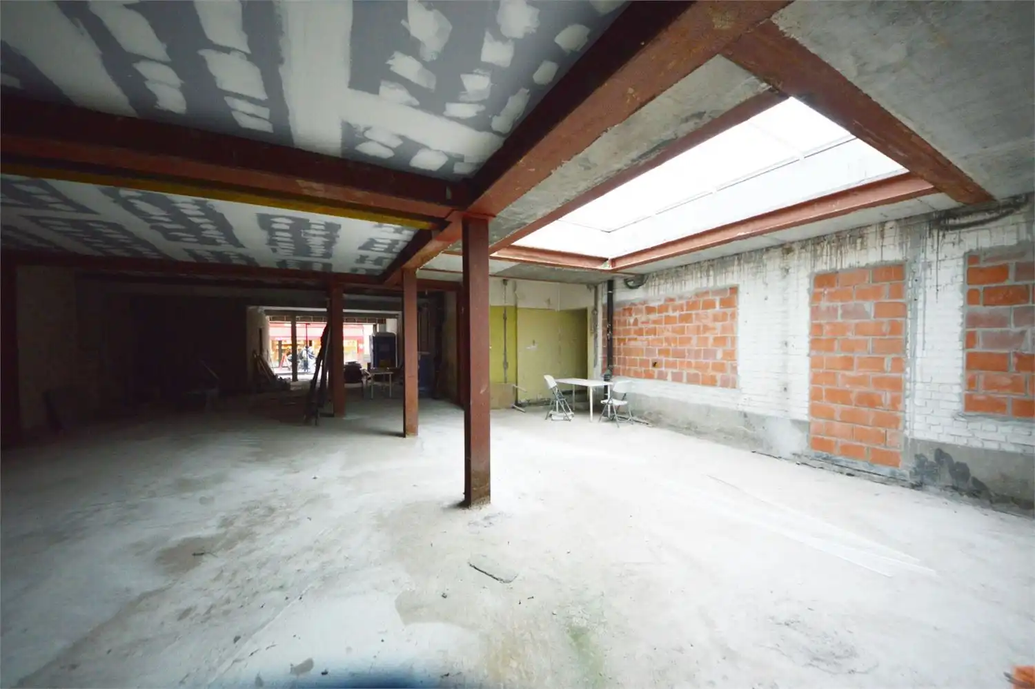 VERNIEUWD COMMERCIEEL GELIJKVLOERS NABIJ GROTE MARKT foto 6