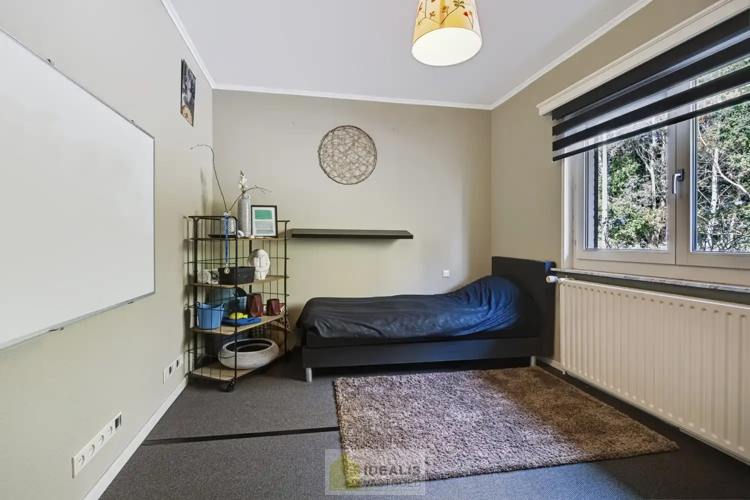 IDEALIS VASTGOED – EEN HUIS OM VERLIEFD OP TE WORDEN! DEZE PRACHTIGE INSTAPKLARE (LEVENSBESTENDIGE) VILLA MET EEN HEERLIJKE LICHTRIJKE LEEFRUIMTE VOORZIEN VAN EEN OPEN KEUKEN, 5 SLAAPKAMERS, 2 BADKAMERS, EEN PERFECT AANGELEGDE TUIN IN ALLE PRIVACY, UITGERUST MET EEN GOED VOORZIENE BUITENKEUKEN EN BIJGEBOUWEN INGERICHT VOOR WELLNESS (HOT TUB) EN BERGRUIMTE! EEN MUST VISIT VOOR ZIJ OP ZOEK NAAR MOOIE HUIZEN! foto 11