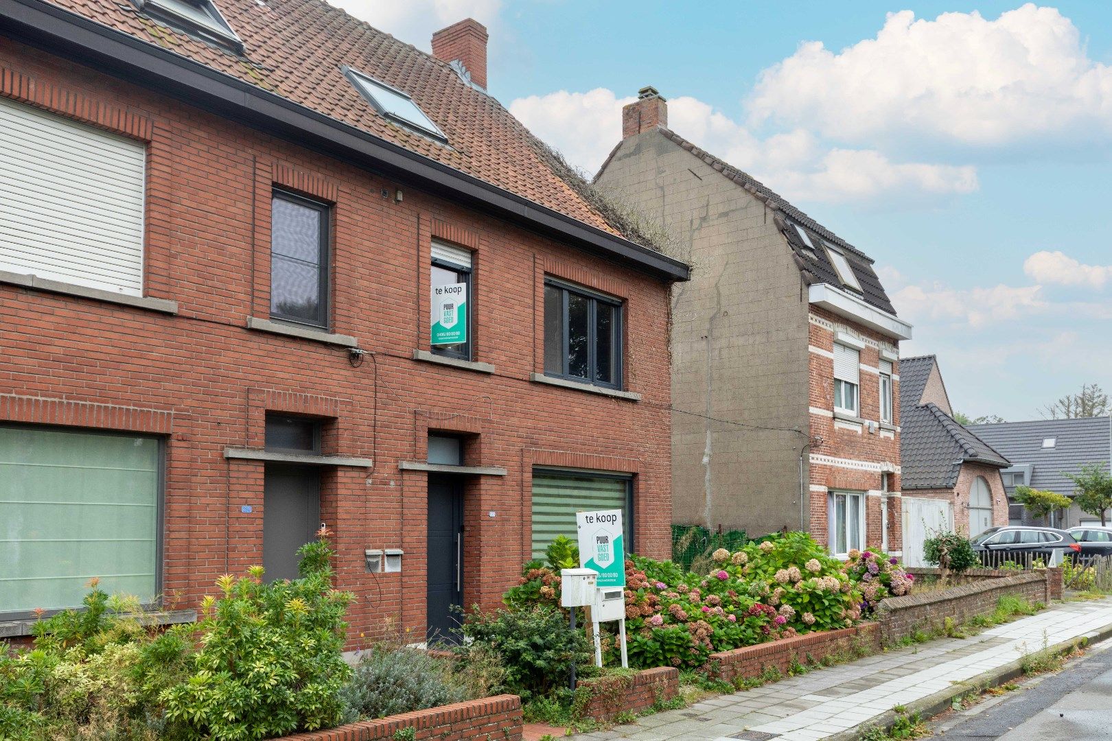 Uitgebouwde woning met 21 zonnepanelen, leuke tuin nabij het station te Sint-Michiels. foto 1