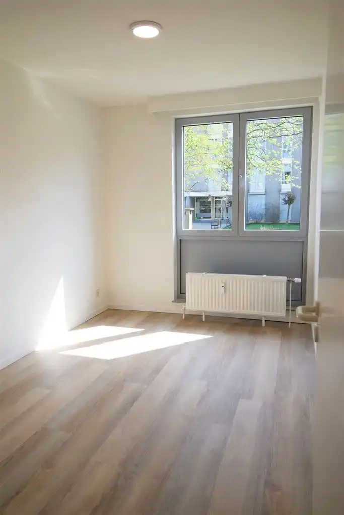 Gelijkvloers appartement met 2 slaapkamers, terras en autostaanplaats, gelegen nabij het centrum van Maaseik. foto 8
