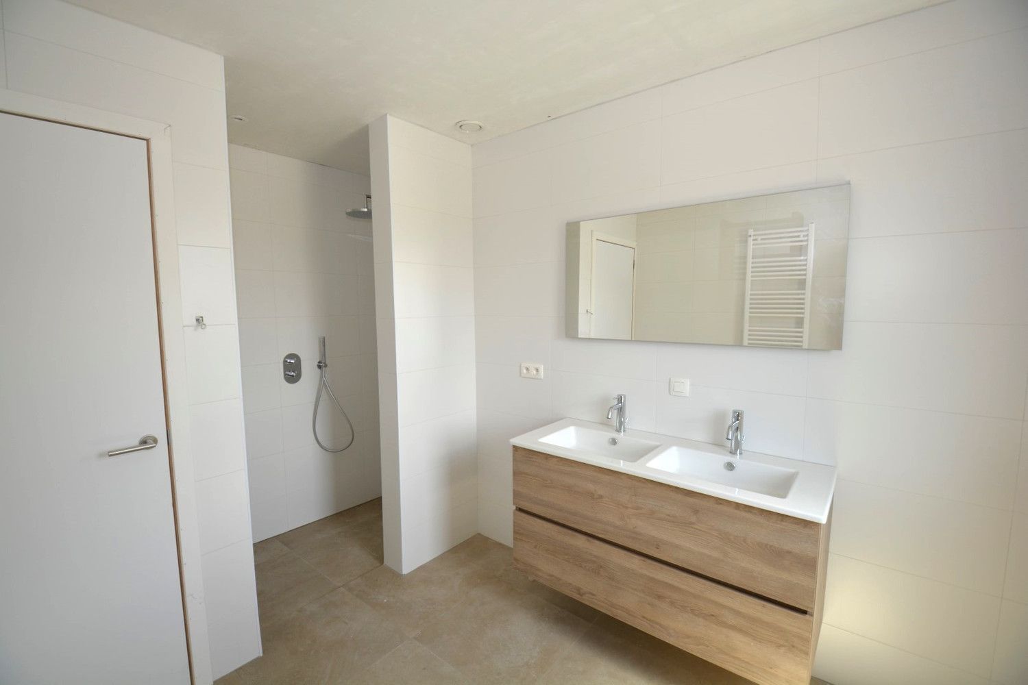 NIEUWBOUWWONING MET 4 SLK, TUIN EN PARKEERPLAATS! foto 7