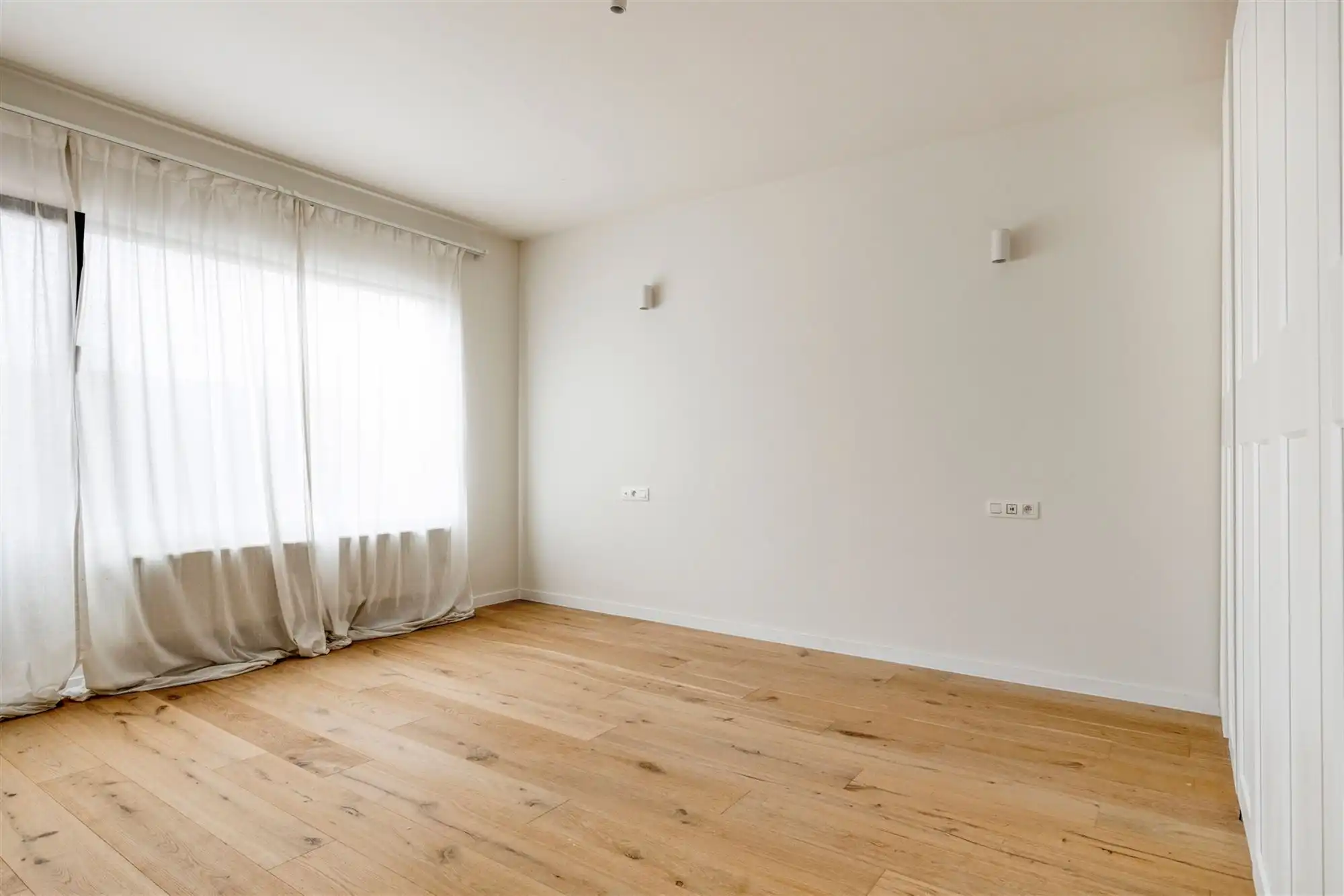 Karaktervolle halfopen bebouwing in rustige woonwijk foto 14