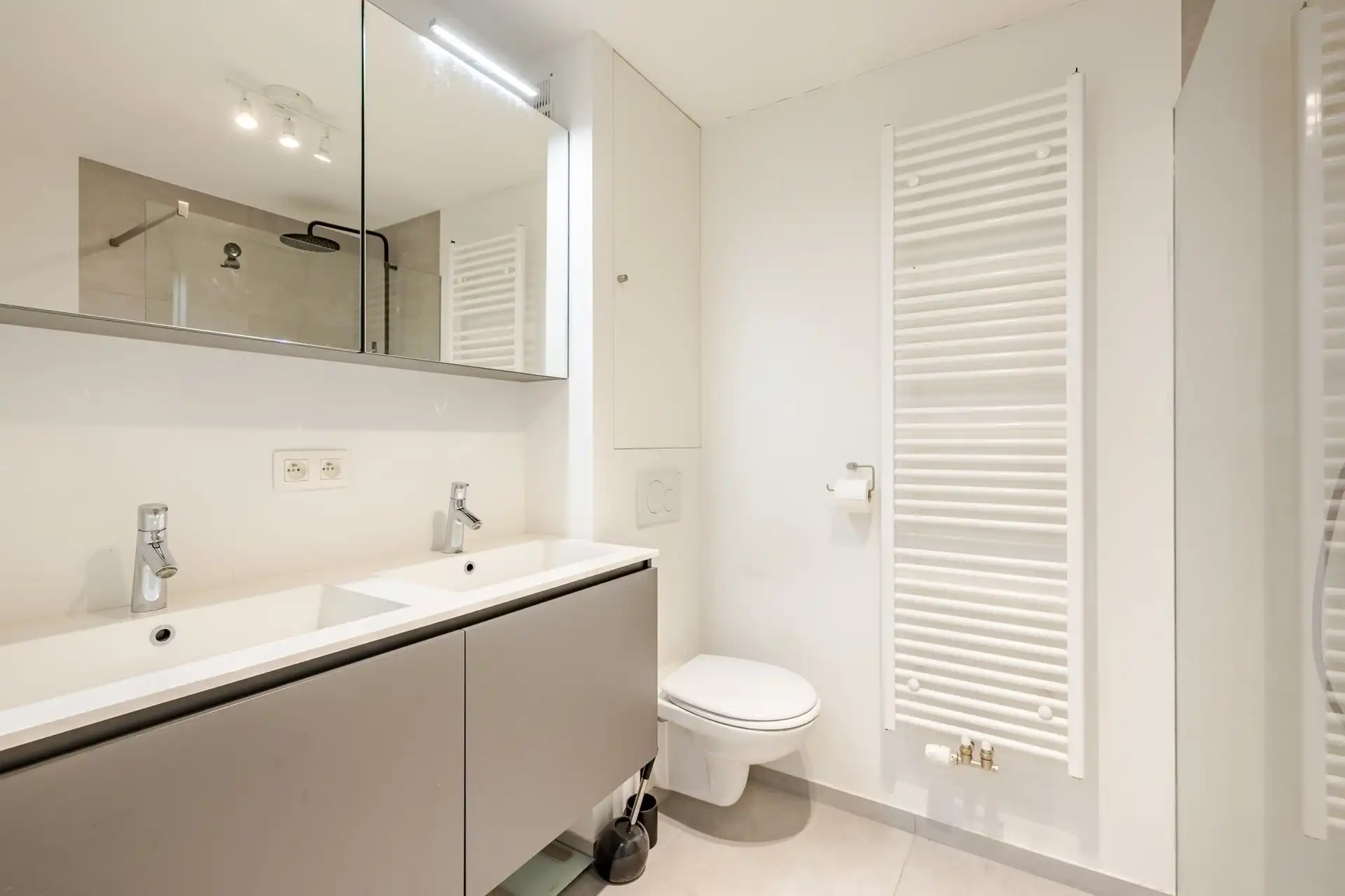 Prachtig gerenoveerde woning met 3 slks en tuin foto 14