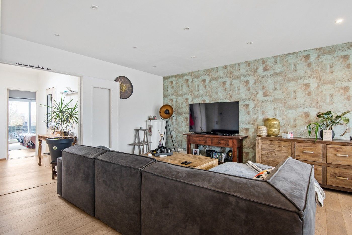 Tof, ruim app. op 2e verd. met 3 slpk. en garage foto 3