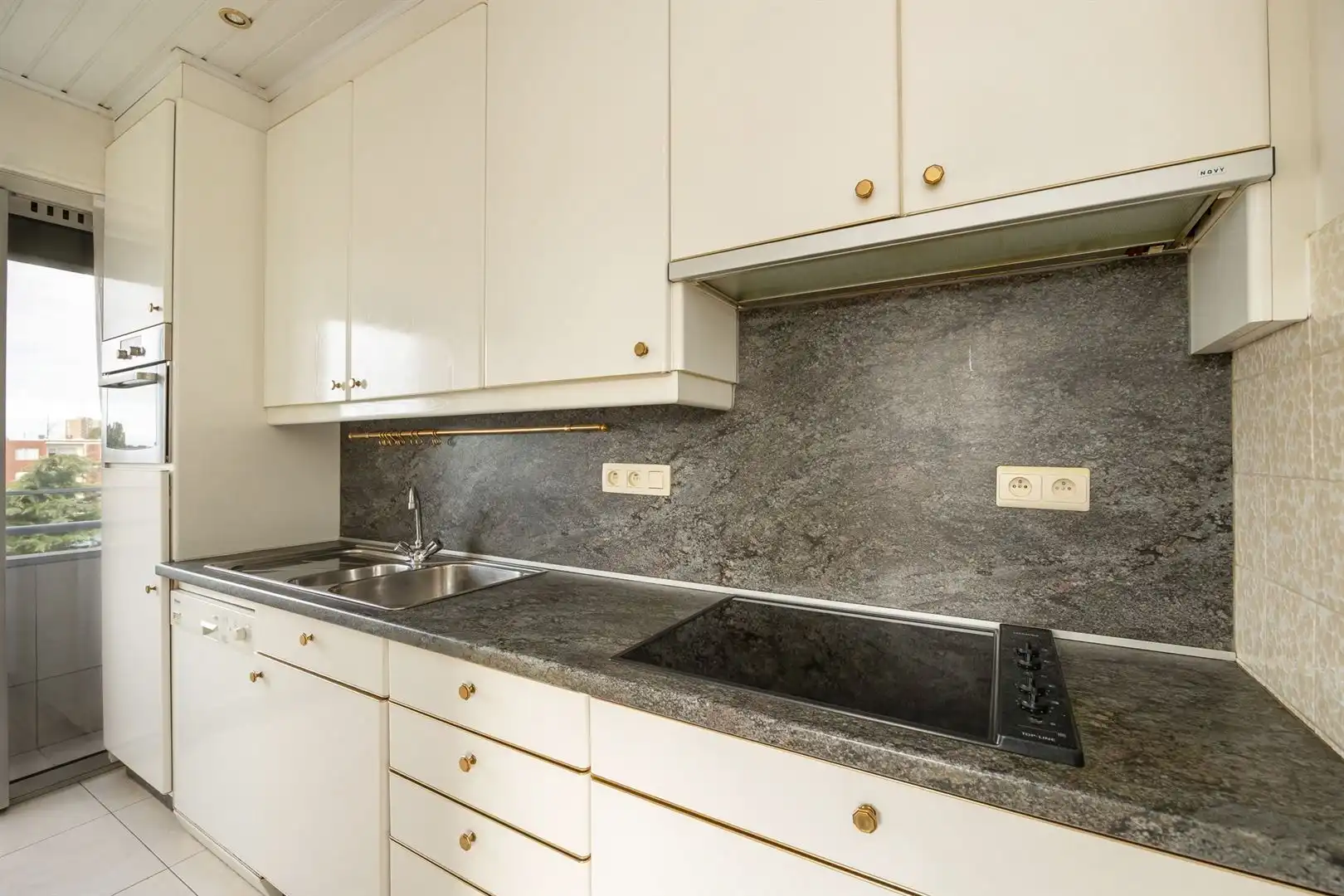 Op te frissen 3-slaapkamerappartement met lift en kelderberging  foto 10