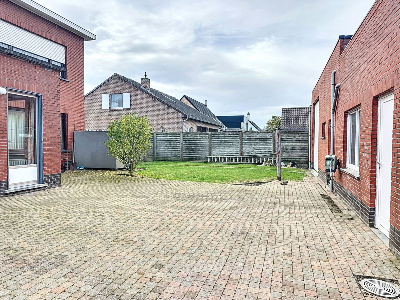 Huis te koop in Houtvenne met groot bijgebouw!  foto 2