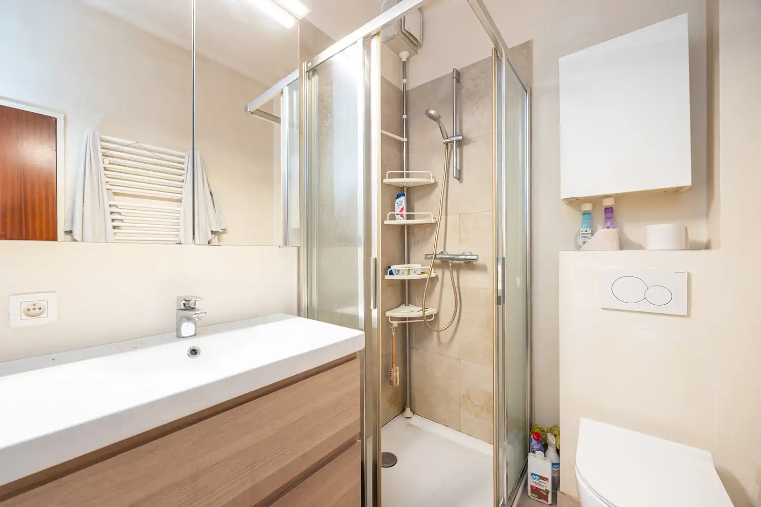 Op te frissen opbrengsteigendom comm. ruimte + 2 app. foto 11