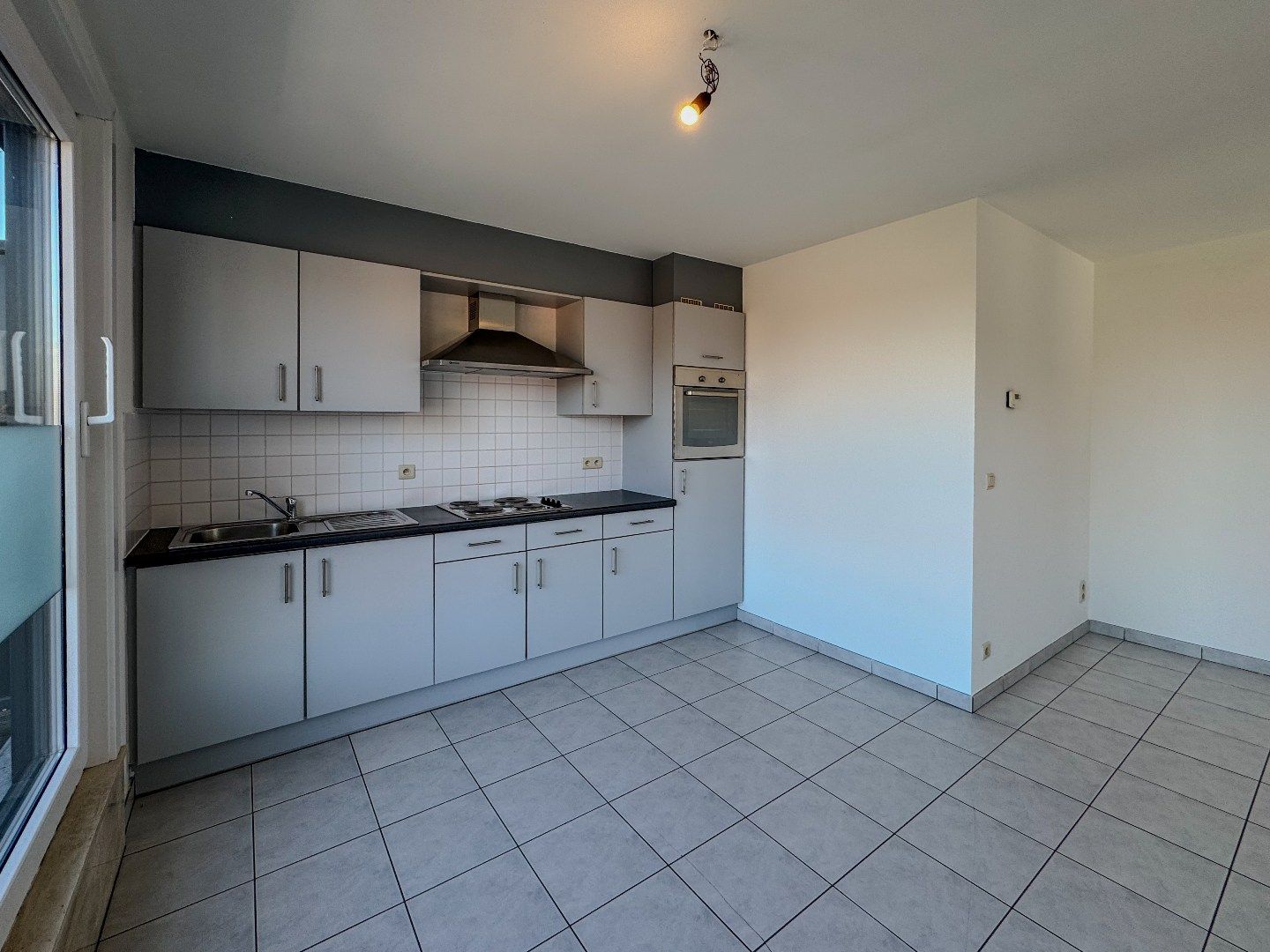 Lichtrijk appartement met 1 slaapkamer, dakterras en garage. foto 6