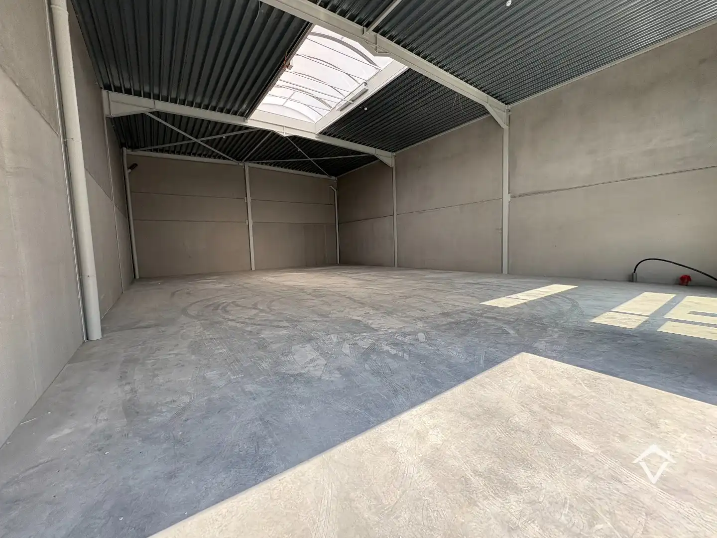 Loods te koop – 246 m² met 2 parkeerplaatsen inbegrepen op de industriezone te Ichtegem foto 2
