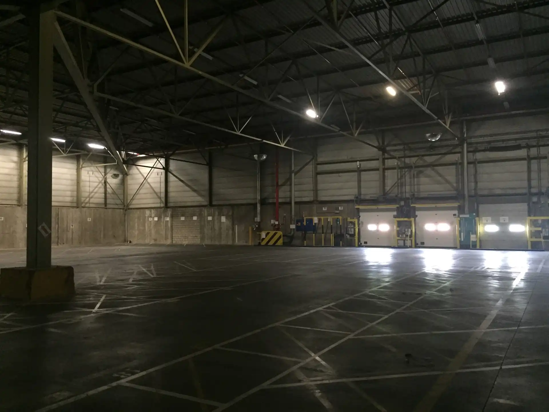 Magazijn 4.236m²+ 8 loskades  en verharde terreinen te huur. foto 4