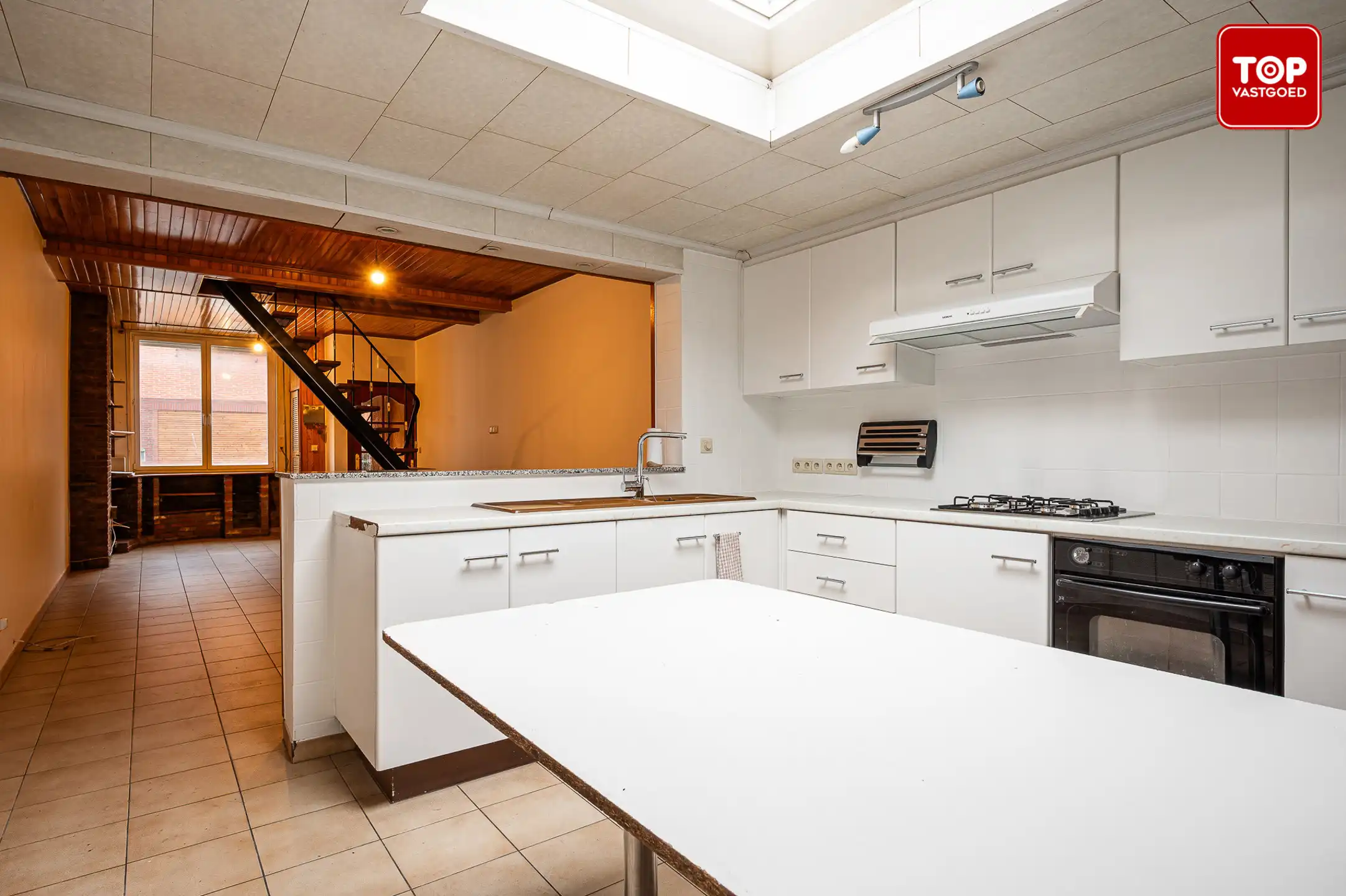 Te renoveren woning met 4 slaapkamers en leuke stadstuin. foto 9