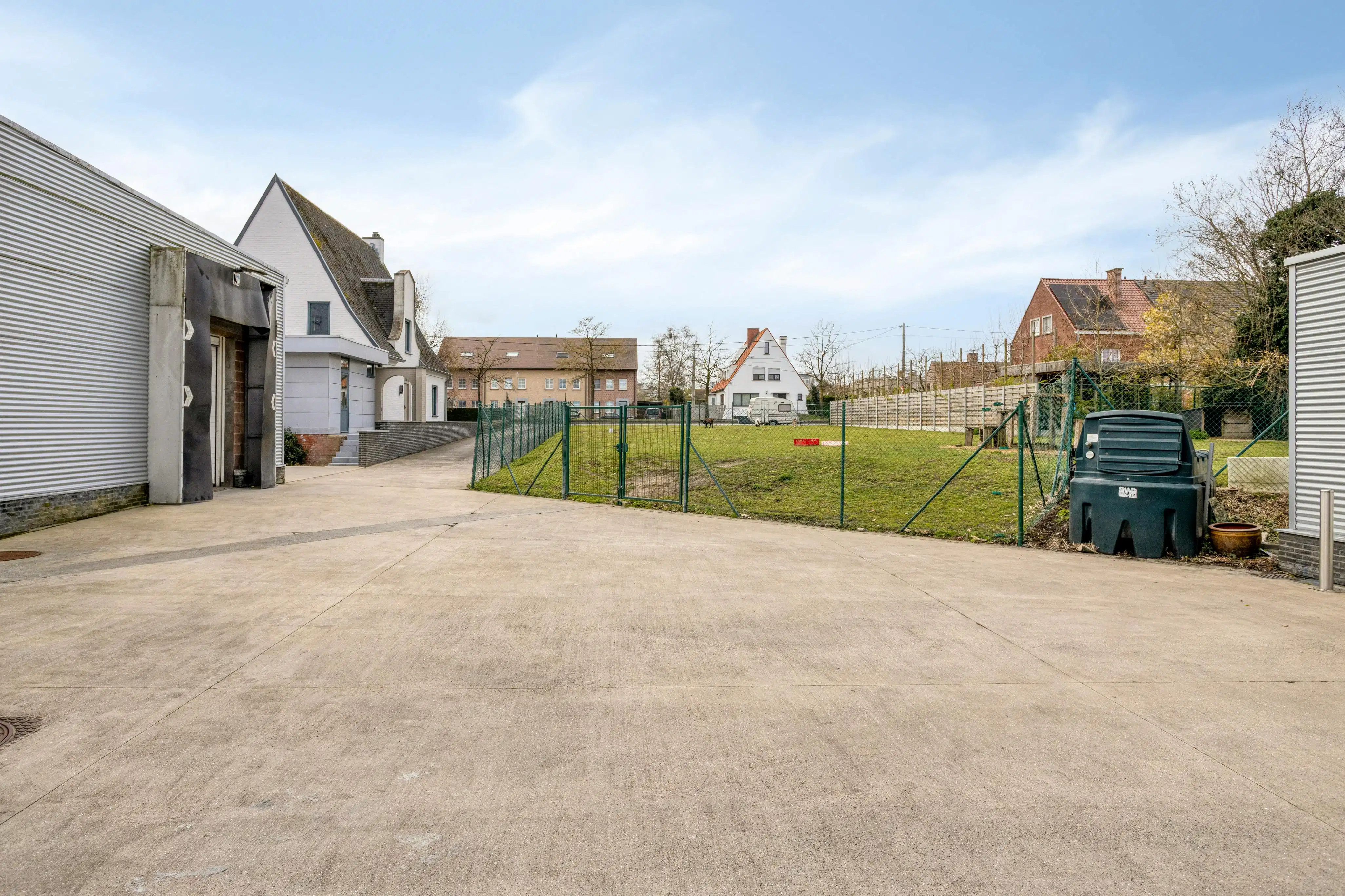 Ruime eigendom met woning, loods en extra bouwgrond foto 25