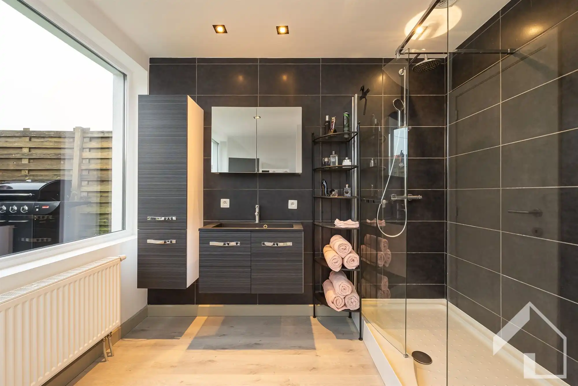 Gelijkvloers handelspand (300m2) + groot gerenoveerd appartement van 137m2 foto 21