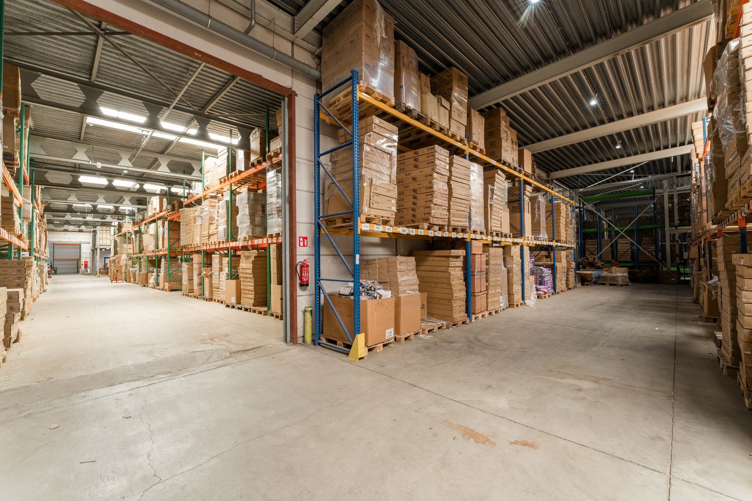 RUIM MULTIFUNTIONEEL BEDRIJFSPAND MET KANTORENCOMPLEX foto 23