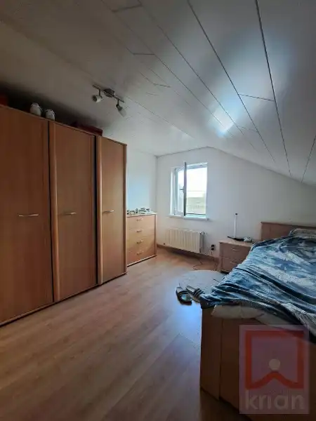 Ruim duplexapp met 3 slaapkamers, 2 auto staanplaatsen en tuin. foto 6