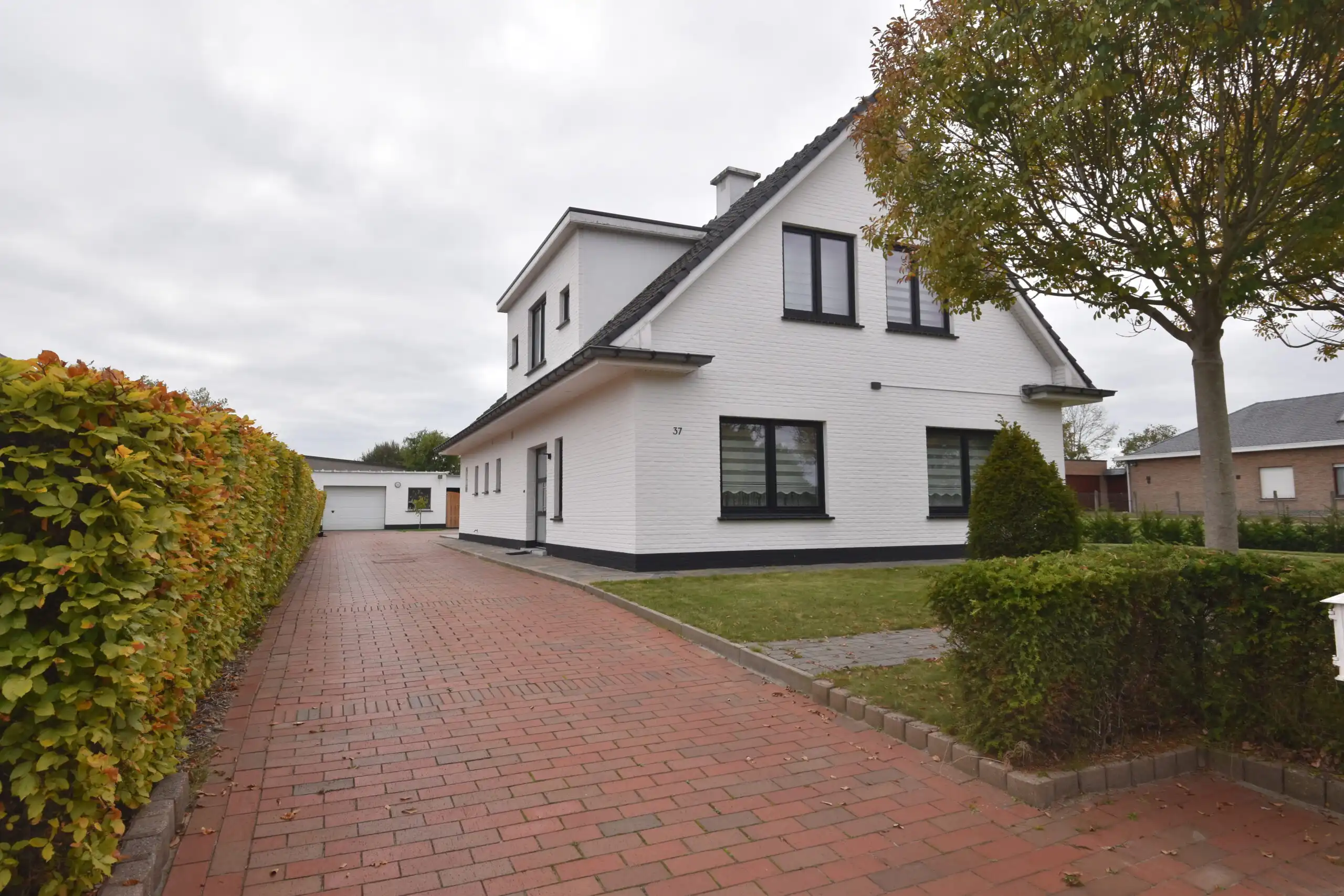 Gezellige woning met garage, veranda en 4 slaapkamers in Nieuwkerken foto {{pictureIndex}}