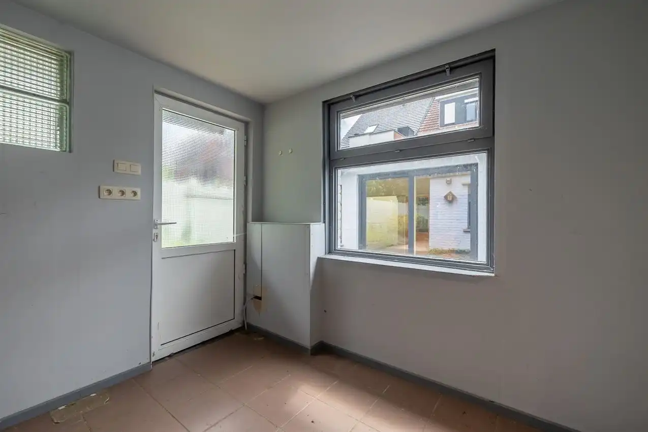 Vier slaapkamers. Twee staanplaatsen. En achteraan een verrassende buitenplek met zuiderse patio-sfeer foto 15