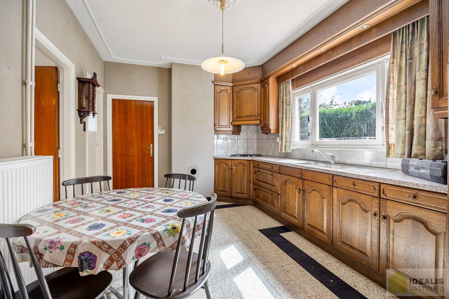 IDEALIS VASTGOED - Aangename karakterwoning op fijne locatie te Pelt. Deze woning omvat maar liefst +-143m² netto bewoonbare oppervlakte op een perceel van 4a 53ca met een ruime woonkamer, maar liefst 3 slaapkamers, badkamer, wasplaats, veranda en garage vlakbij de dorpskern van Boseind! Uiterst geschikt voor kandidaten op zoek naar een betaalbare woning op te frissen naar eigen wens. foto 17