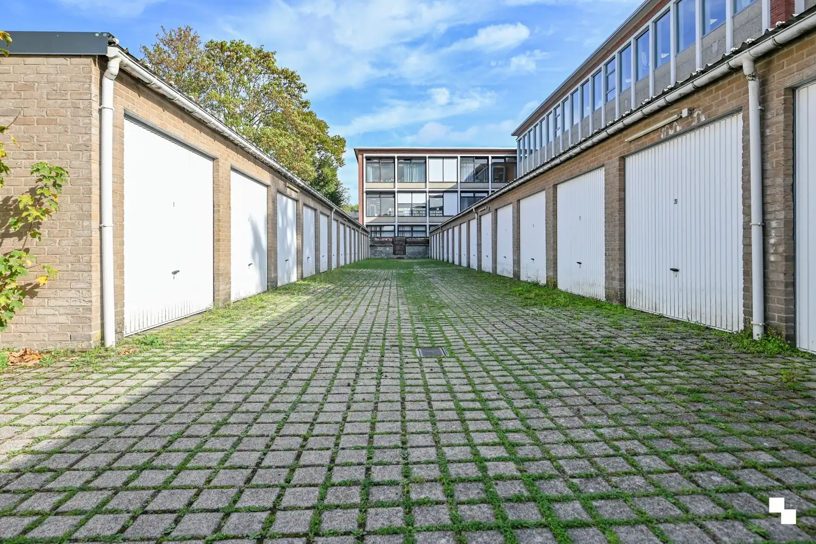 Garagebox (ca. 18m²) gelegen in centrum Izegem foto {{pictureIndex}}