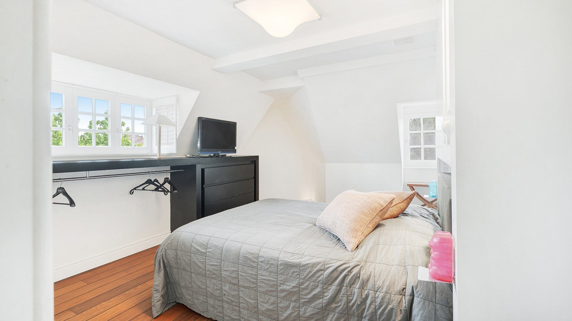 Charmante koppelvilla gelegen op 250 meter van het strand en vlakbij de Kustlaan en het Albertplein te Knokke-Zoute. foto 21