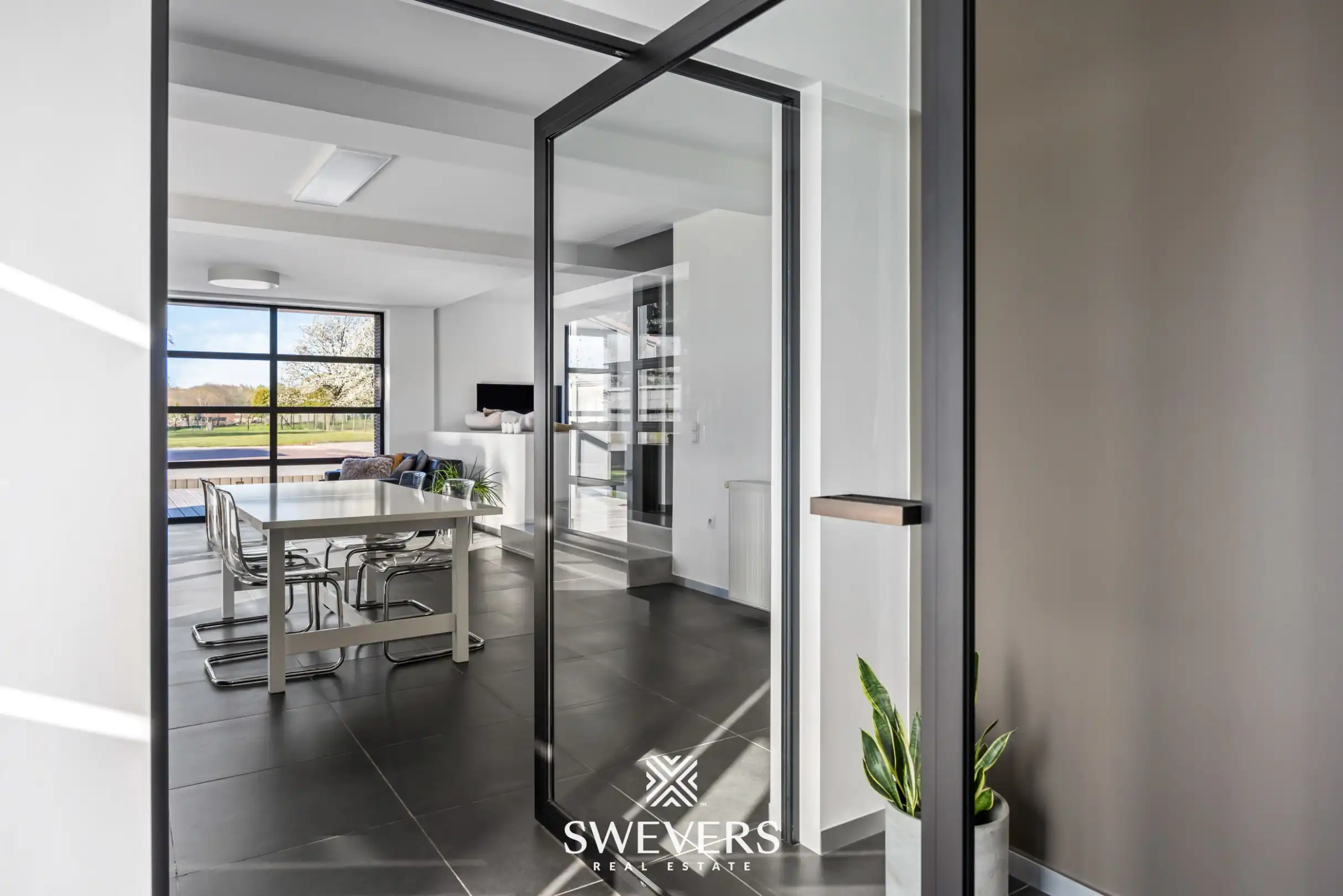 Instapklare open bebouwing met ruime tuin en prachtig uitzicht tussen de boomgaarden in Gingelom foto 14