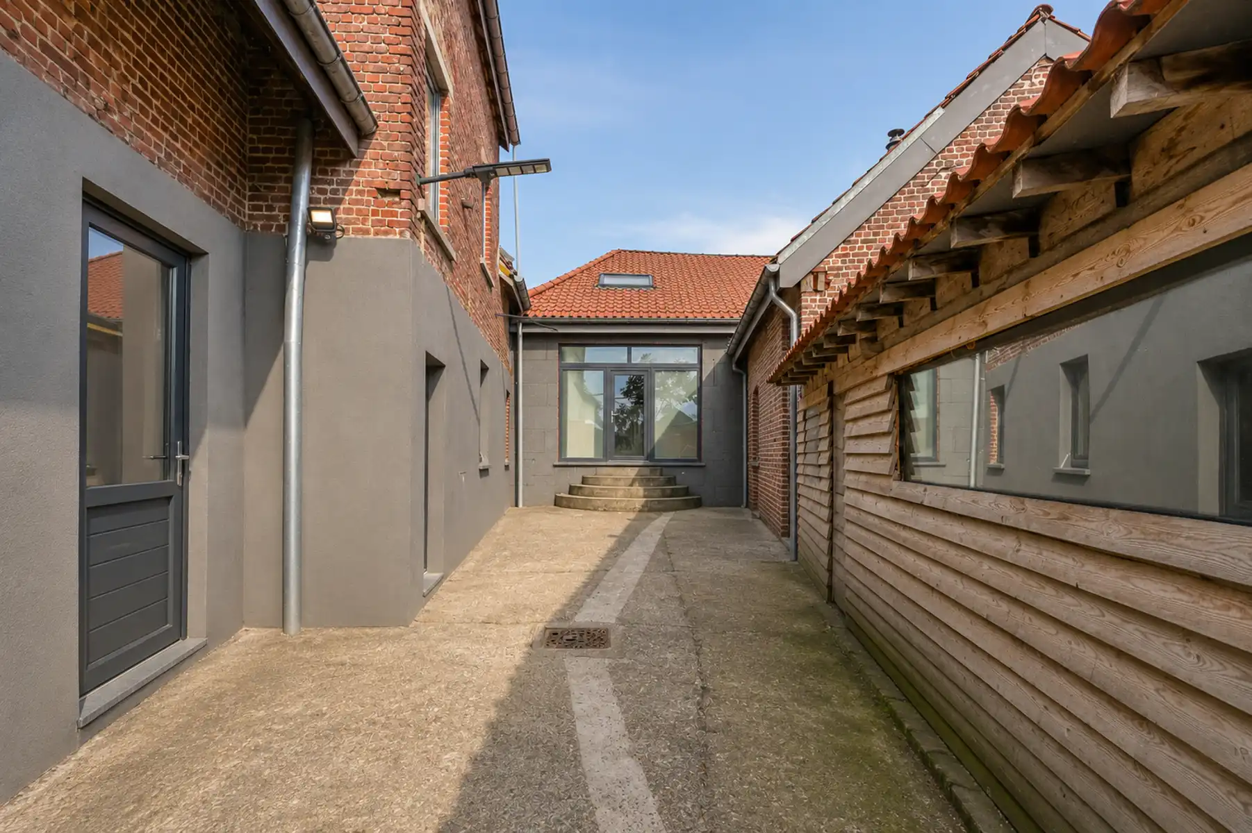 Ruime  gerenoveerde hoeve met werkplaats, zwembad en EPC B foto 29