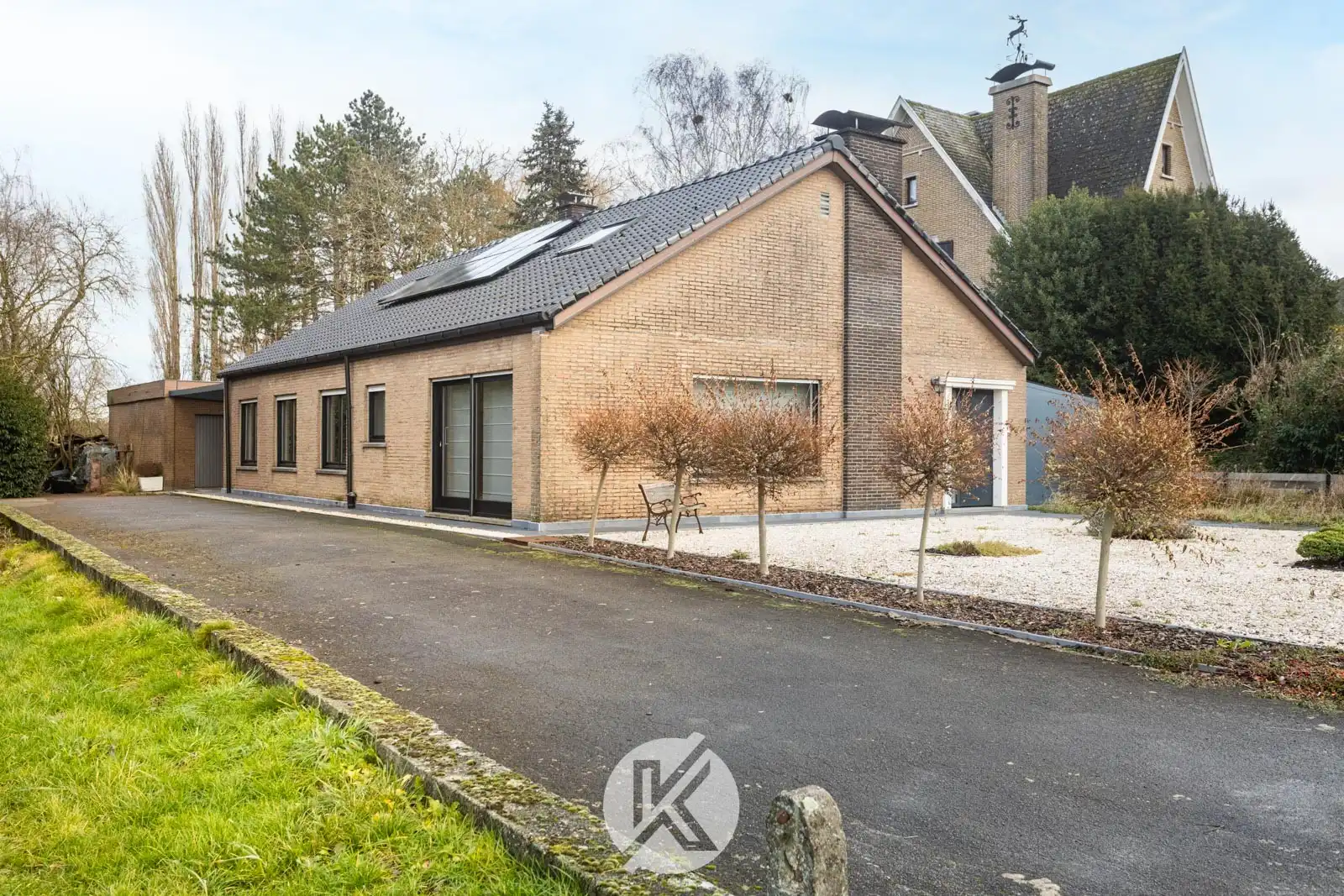 Ruime woning met uitzicht op omliggend landschap foto {{pictureIndex}}